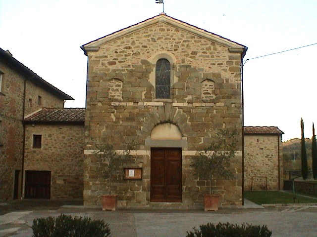 La facciata della chiesa presenta elementi in travertino